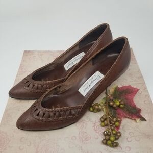 CARRIAGE COURT BROWN LEATHER PUMPS/HEELS. SIZE 7.5 B.
